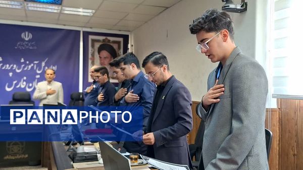  حضور پررنگ دانش‌آموزان شیرازی در پارلمان نوجوانان کشور