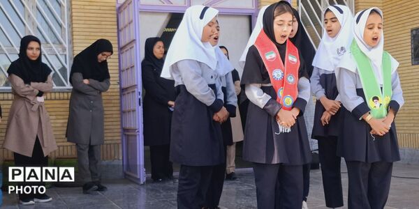 تقدیراز مربی پرورشی مدرسه فاطمه الزهرا(س) در هفته امور تربیتی