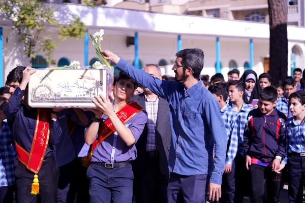 تشییع پیکر شهید تازه تفحص شده در دبیرستان پسرانه شیخ صدوق و اداره آموزش و پرورش ناحیه یک اصفهان 
