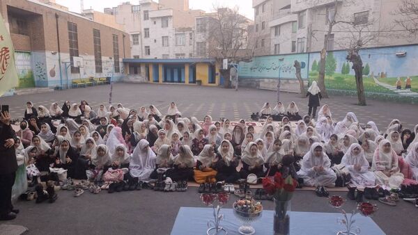 مراسم افطاری در دبستان دخترانه شهید باهنر با حضور دانش‌آموزان و اولیاء