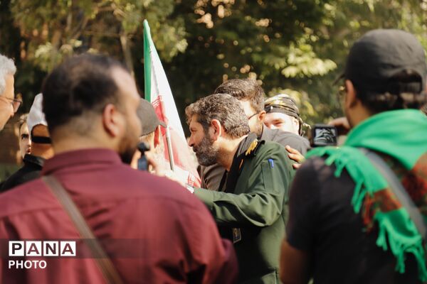 حضور فرمانده سپاه تهران در میان خیل زائران جاماندگان اربعین