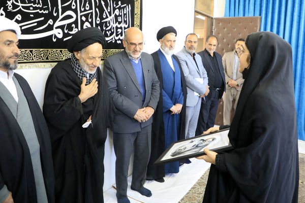 اهدای هدایای مقام معظم رهبری به دانش‌آموزان بیرجندی 