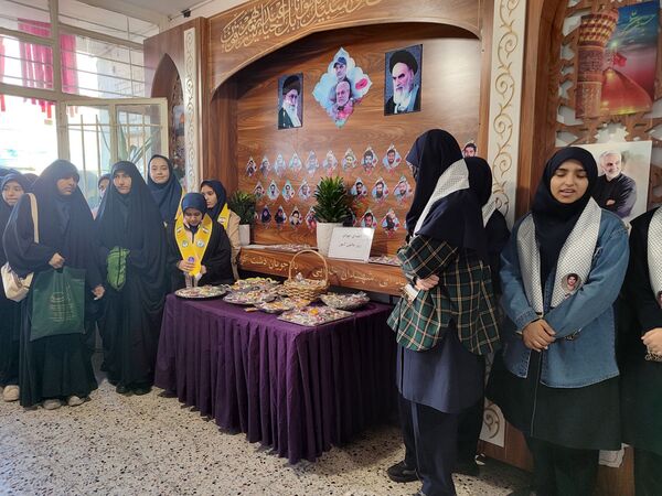 دانش آموزان شاهد تکتم ناحیه۳ ،پرچمداران راهپیمایی ۱۳ آبان