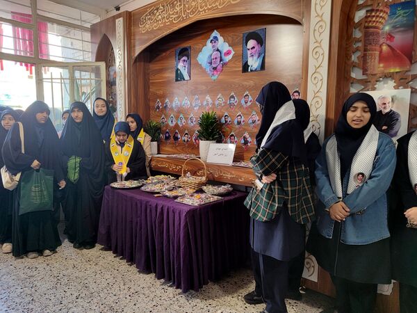 دانش آموزان شاهد تکتم ناحیه۳ ،پرچمداران راهپیمایی ۱۳ آبان