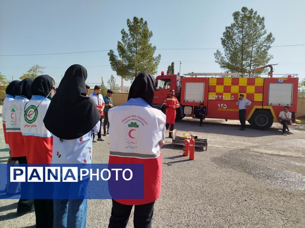 مانور آتش نشانی به مناسبت هفته پدافند غیر عامل در دانشگاه پیام نور کاشمر
