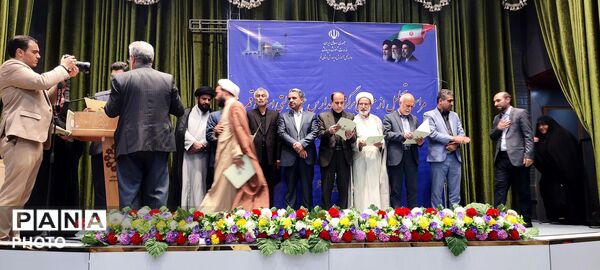 آیین تجلیل از معلمان برگزیده مدارس غیردولتی استان قم
