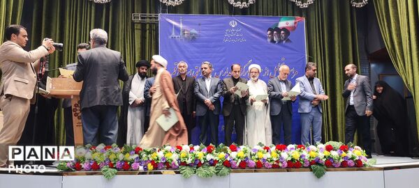 آیین تجلیل از معلمان برگزیده مدارس غیردولتی استان قم
