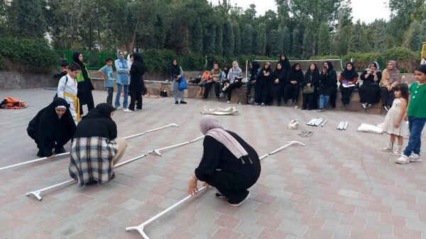 آموزش میدانی چادر زنی و حمل مصدوم برای شهروندان در پارک صادقیه مشهد  