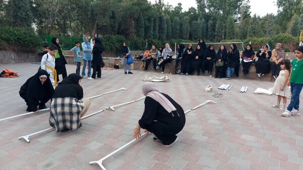 آموزش میدانی چادر زنی و حمل مصدوم برای شهروندان در پارک صادقیه مشهد  