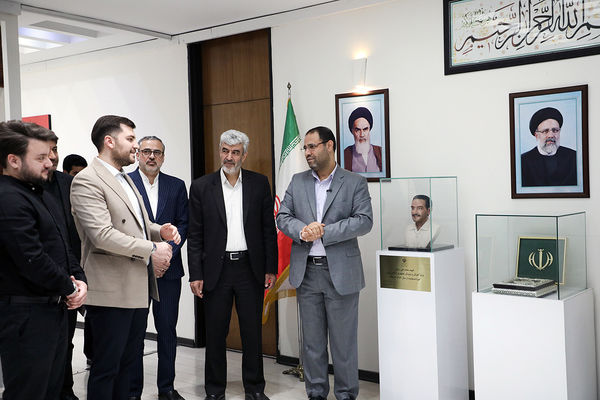 رونمایی از سردیس شهیدان رجایی و باهنر در دفتر وزیر آموزش و پرورش