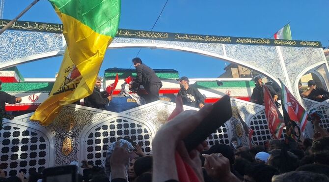 مشهد در سوگِ خورشید؛ وداعِ «امام رئوف» با «رهبر شهید»