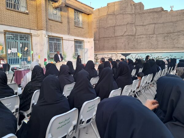 جلسه انجمن اولیا و مربیان در دبیرستان شهید محمدی‌پور