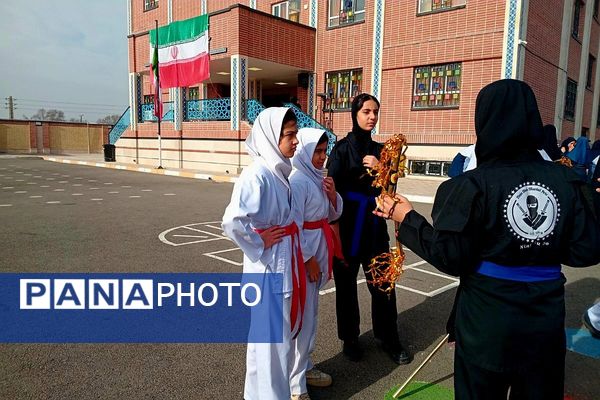 افتتاح زمین چمن مصنوعی آموزشگاه دخترانه شاهد فرهنگ همزمان با جشن ۲۲ بهمن