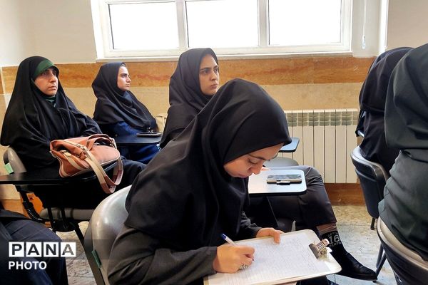  جلسه ضمن خدمت در دبیرستان نمونه‌دولتی ولایت بهارستان‌دو