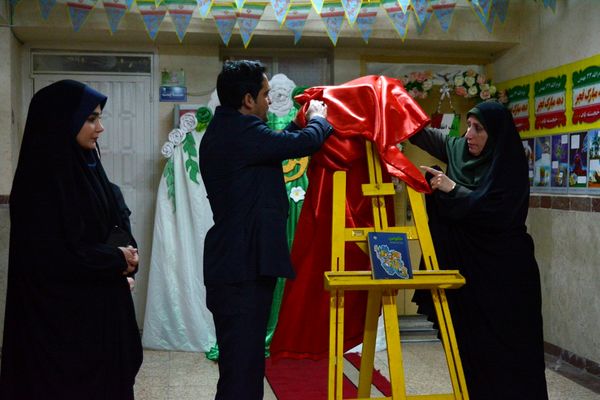 فانوس به دبیرستان حکمت آمد