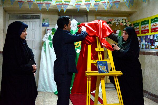 فانوس به دبیرستان حکمت آمد