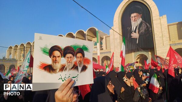 وداع با رهبر شهید انقلاب اسلامی امام خامنه‌ای و خانواده شهید  ایشان در مصلی امام خمینی(ره) 