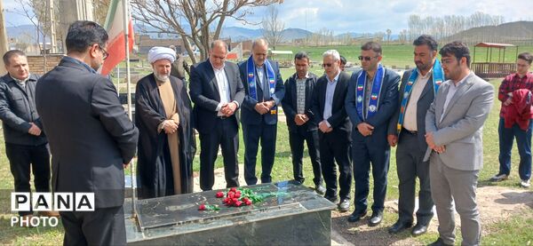 غبارروبی مزار شهدا توسط فرهنگیان و پیشتازان مهربان به‌ مناسبت روز معلم