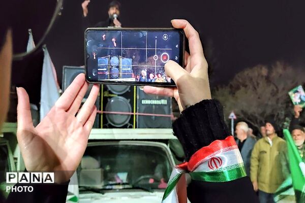 در کنار هم ایستاده ایم-۱