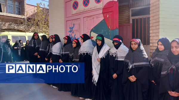 انس و ارادت دانش‌آموزان مدارس ناحیه یک قم به شهید گمنام