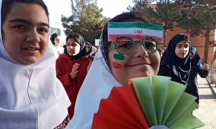 جشن انقلاب در دبستان لاله‌های انقلاب 