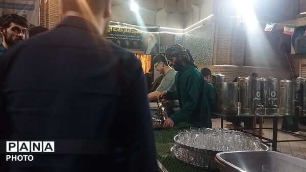 چایخانه فاطمه الزهرا برای هفتاد و هفتمین شب میزبان مردم 