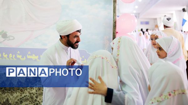 حضور پرشور مکلفین در مصلی بزرگ امام خامنه‌ای(مدظله العالی) با حضور بیش از ۱۰۰۰ هزار دانش‌آموز شهرستان