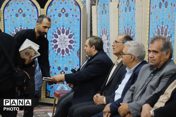 یادبود رهبر شهید در اداره‌کل آموزش و پرورش شهر تهران 