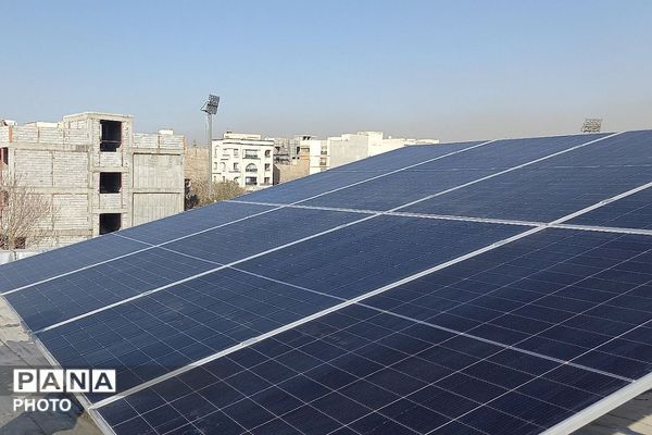 نصب پنل‌های خورشیدی و اتصال آن به شبکه برق رسانی منطقه در هنرستان قدس ناحیه دو شهرری 