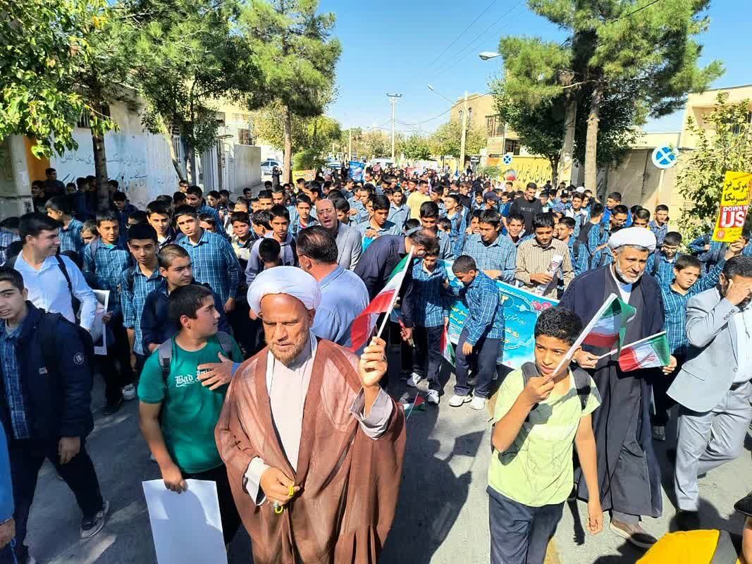 حضور پررنگ دانش‌آموزان شهر لپویی در راهپیمایی 13 آبان 