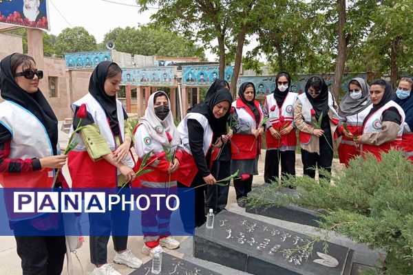 ادای احترام جمعیت هلال‌احمر بانه به شهدا در هفته هلال‌احمر