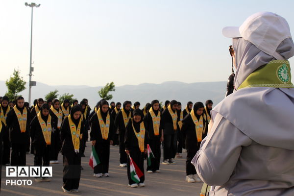 اجرای پیرامید با محوریت جنگ رمضان و شهدای مدرسه شجره طیبه میناب در آبشار مصنوعی سملقان