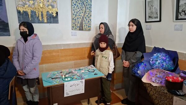 نمایشگاه دست سازه‌های دانش‌آموزی دبیرستان دخترانه ایران مهر اهر