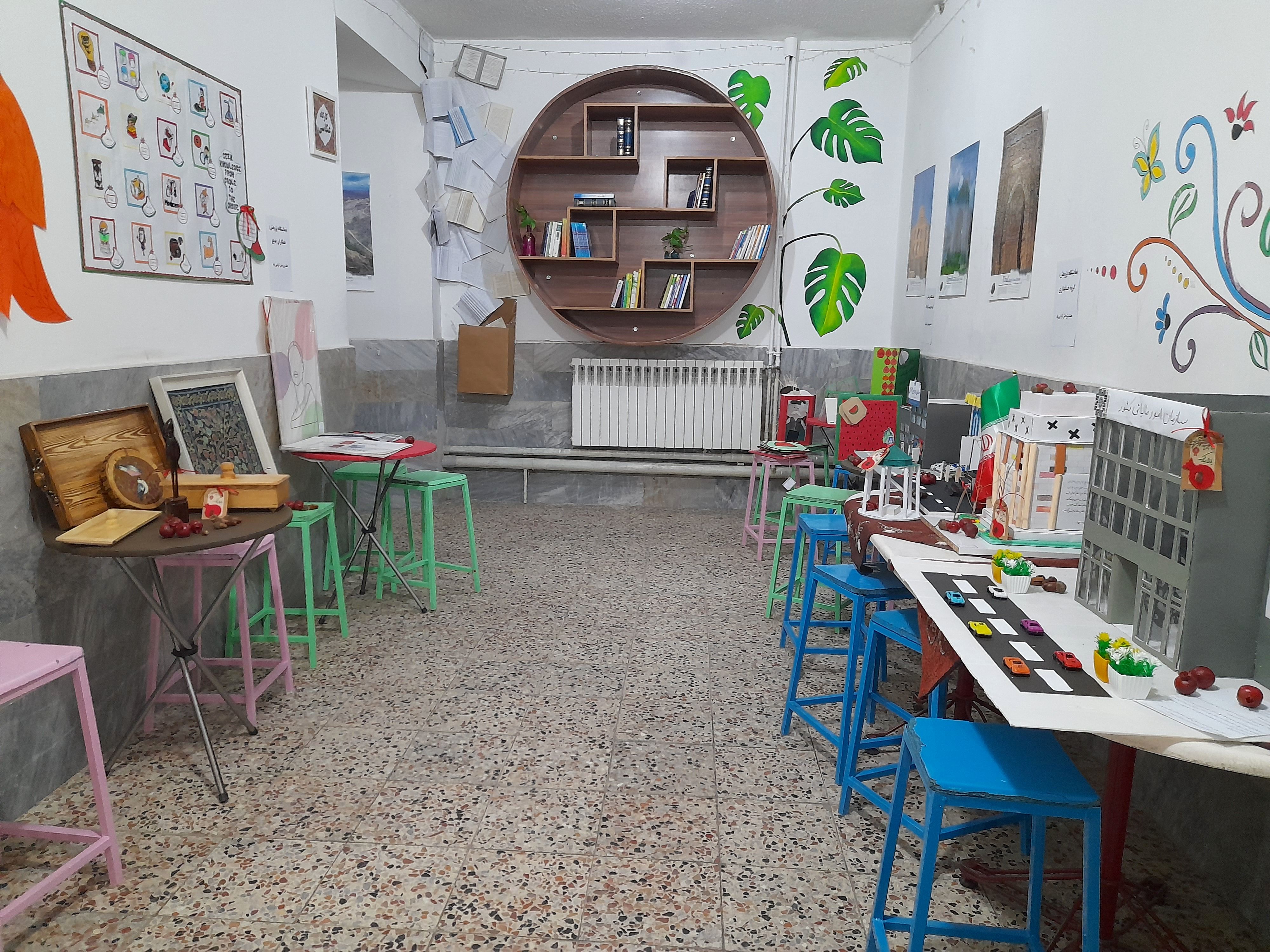 برپایی نمایشگاه به‌مناسبت هفته پژوهش در هنرستان بدیع مشهد