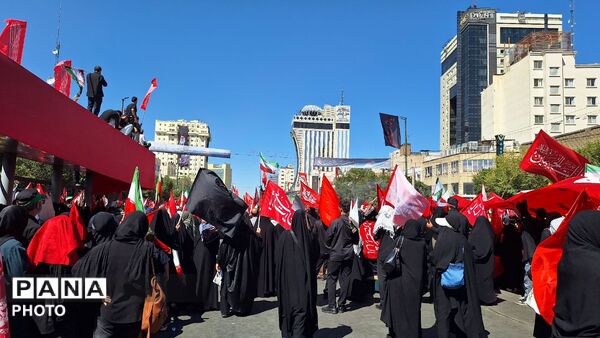 مشهد، در آغوشِ حرم، با رهبر شهید وداع کرد