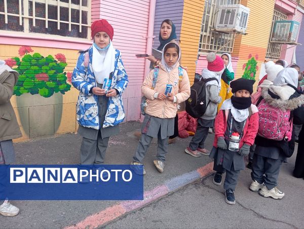 توزیع شیر در دبستان نرجس