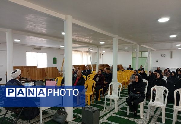 جلسه هدایت تحصیلی پایه نهمی دبیرستان میثاق ویژه والدین 