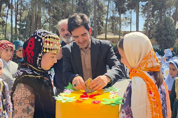 جشن عاطفه‌ها؛ لبریز از مهربانی در دبستان دخترانه قدر بهارستان ۲