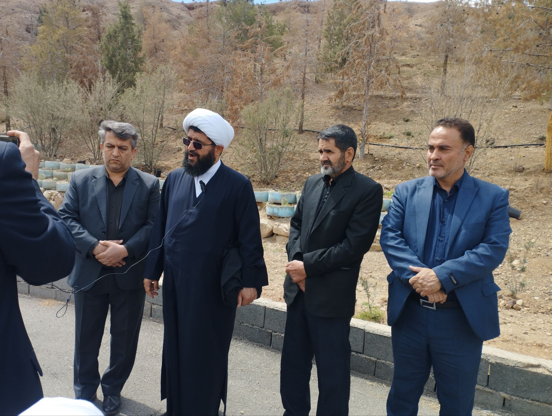 آیین کاشت نهال ودرختکاری به یاد رهبر شهید و دانش آموزان مدرسه شجره طیبه میناب در پاکدشت