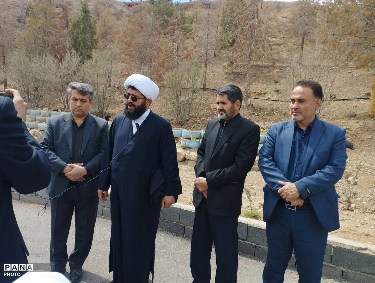 آیین کاشت نهال ودرختکاری به یاد رهبر شهید و دانش آموزان مدرسه شجره طیبه میناب در پاکدشت