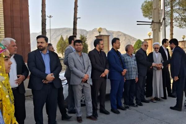 میثاق استاندار و مسئولان استانی با شهدا در سفر به زرقان