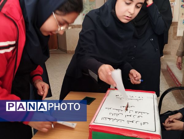 انتخابات شورای دانش‌آموزی در دبیرستان فاطمه آهنچی مشهد