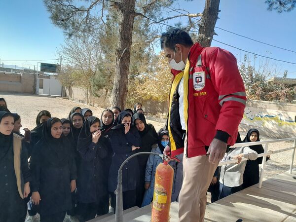 آموزش اطفای حریق و ایمنی به دانش آموزان دبیرستان مادرمهربان خلیل آباد