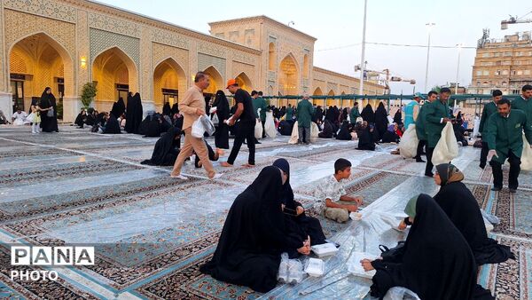 «سفره پدری» در حرم امام رضا (ع) پهن شد