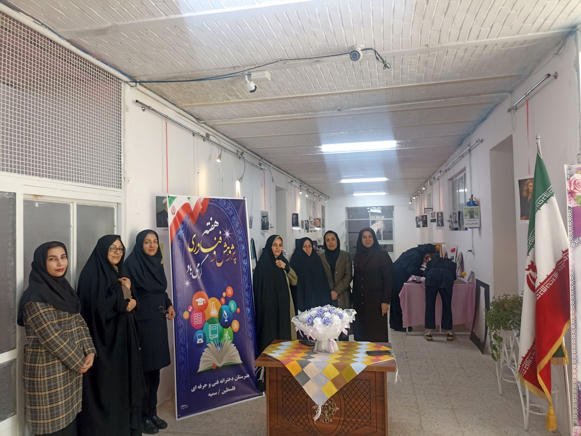 بازدید از نمایشگاه دست سازه هنرستان فنی و حرفه ای دخترانه فلسطین 