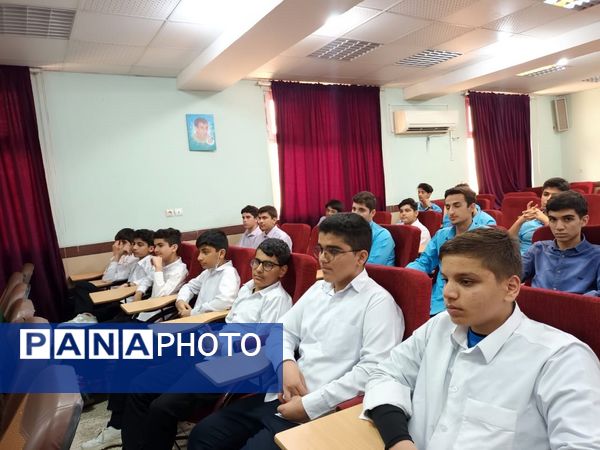 تقدیر از دانش‌آموزان برگزیده نمایشگاه دستاوردهای انقلاب اسلامی در دبیرستان طلایه داران شهید ناصری