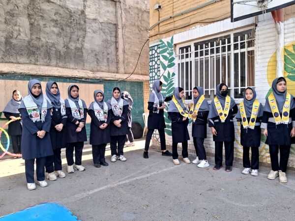 حرکات ورزشی و نمایشی در افتتاحیه المپیاد درون مدرسه‌ای