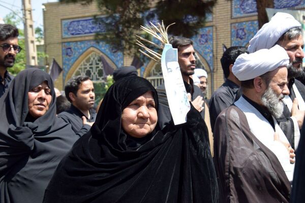 همه چیز برای یک استقبال گرم مهیاست ، با افتخار به پیشواز شهیدمان می آییم 