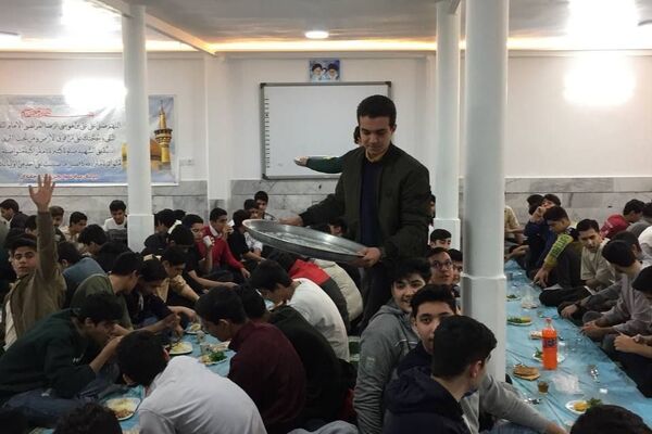 مراسم افطاری در دبیرستان نمونه آیت الله خامنه ای