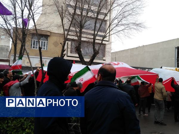 همگام با هم؛ مردم و دانش‌آموزان، شکوه جاودانه ۲۲ بهمن را فریاد می‌زنند